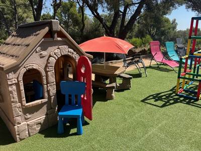 Jeux enfants en contrebas du terrain