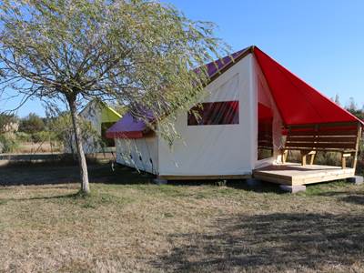 tente-lodge-fushia-familial-camping-les-chagnelles-nature-insolite-en-vendee