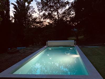 Domaine Sainte Raffine, la piscine une nuit d'été