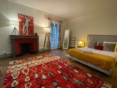 2ème étage : chambre 6 : grande chambre pour 4 personnes, lit 