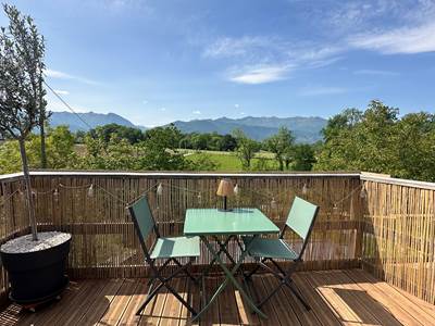 Coin repas sur la terrasse face aux Pyrénées