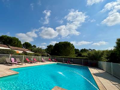 Les Mazets du Rouret - Piscine avec transats