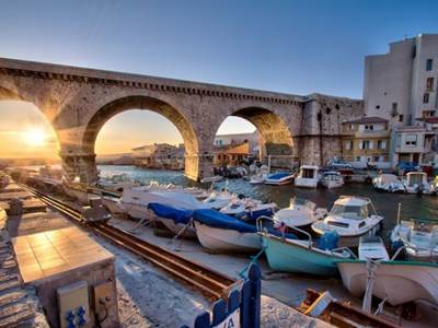 48ef84ef-7cc0-4d39-b64e-72d61de3c276-photo-around