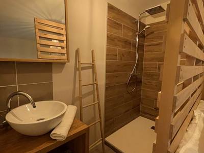 LE LOFT GRAMAT - UNE SALLE DE DOUCHE