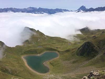 Lac-du-Montagnon-en-valle-dAspe-01--CDT64ASalaun-photo-around