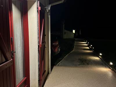 exterieur-chambre-gabriel-eclairage-nocturne-securise-allée-mas-des-anges_portail-entree-independant-code_soussans-margaux_voyageur-etape-pmr-couple-mariage