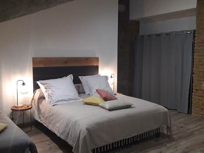 Le lit Queen Size et la fermeté du matelas vous feront passer des nuits reposantes.