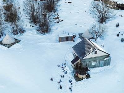 Cabane-Aventure-Nordique-Gourette-Pyrnes-photo-around