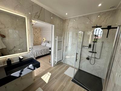 salle-de-bain-raphael-lavabo-douche-pmr_mas-des-anges_soussans-margaux_pmr-handicap_luxueuse