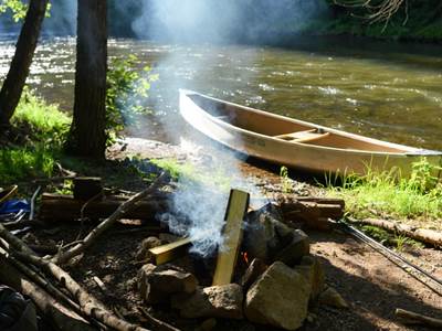 #lascauxcanoe #vezereperigord #canoesaintleonsurvezere #evg #canoedordogne #detente #saintleonsurvezere #bivouac #canoehugo
