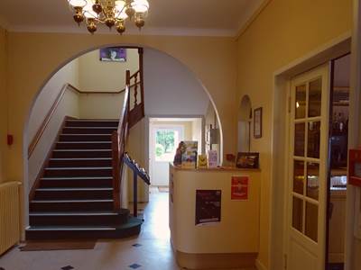 HÔTEL-RESTAURANT-LE-CHEVAL-BLANC-hall-d'entrée