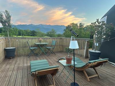 Vue de la terrasse sur le ciel sublimé par le coucher du soleil.