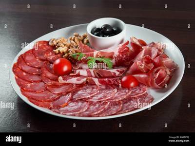 assiette-de-charcuterie-variee-au-restaurant-2g69kwj