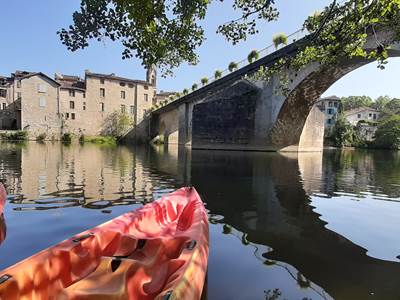Départ touristique en Canoë sous le pont de saint Antonin noble Val