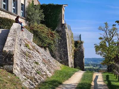 tournon-d-agenais-lecture-au-soleil