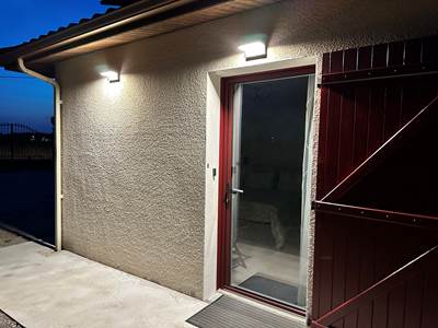 exterieur-chambre-raphael-eclairage-nocturne-securise-mas-des-anges_portail-entree-independant-code_soussans-margaux_voyageur-etape-pmr-couple-mariage