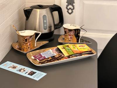 collation_chambre_luxe_repos_tasse-Klimpt_café_thé_chocolat_eau-chaude_bureau_couple_travailleur-margaux-medoc-bordeaux-pauillac-chateau