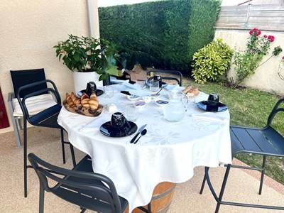 petit-dejeuner-local-mas-des-anges_jardin-soussans-margaux_couple-famille_confitures-maison_jus-oranges-pressées_beurre-salé-doux_pain_croustillant_yaourth_croissants-chaud-mange-debout
