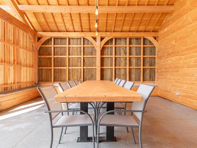 Terrasse couverte table pour 10 personnes