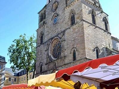 Marché de Cahors sous la cathédrale