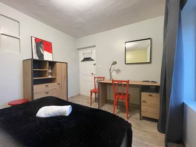  2ème étage : chambre 4, lit et bureau