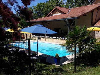 La piscine vue vers la terrasse