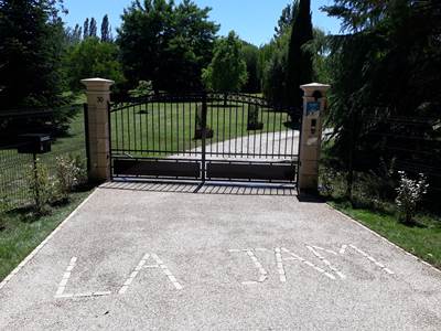 Entrée du domaine vue de la route