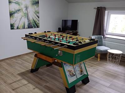 Kicker dans le hall de détente à l'étage