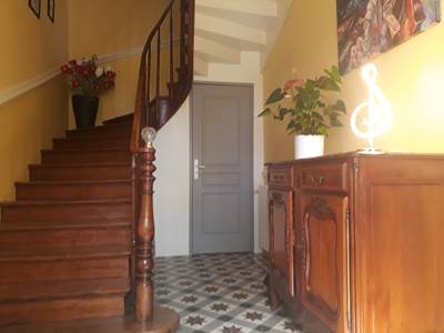 Entrée de la maison d'hôtes, avec carrelage et escalier d'époque