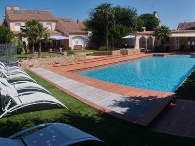 vue d'ensemble piscine et jardin