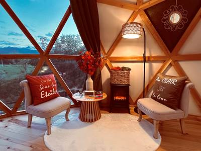 Salon face aux Pyrénées et au coin du feu