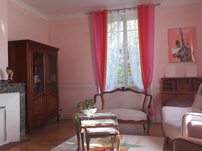 Le salon des hôtes avec télévision