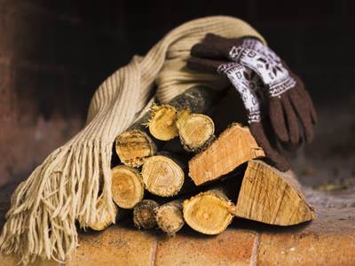 echarpe-et-gants-sur-le-bois-de-chauffage (1)