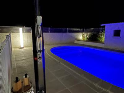 piscine-mas-des-anges-eclairage-nocturne_soussans-margaux_couple-romantique_douche-solaire.jpg
