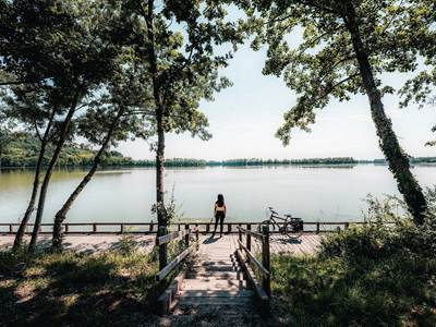 ponton de pêche au bord du plan d'eau