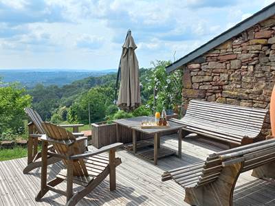 Terrasse panoramique du gîte Grande Ourse avec mobilier extérieur et vue sur la vallée corrézienne