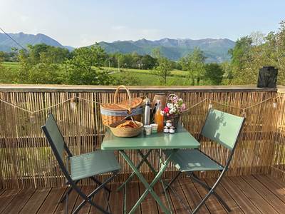 Petit-déjeuner composé de produits locaux avec vue sur les Pyrénées