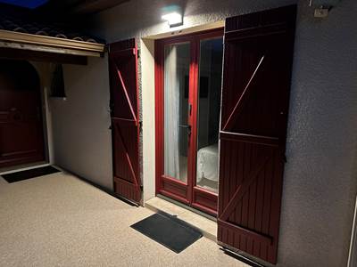 exterieur-chambre-gabriel-eclairage-nocturne-securise-mas-des-anges_portail-entree-independant-code_soussans-margaux_voyageur-etape-pmr-couple-mariage