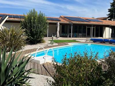 la maison et la piscine