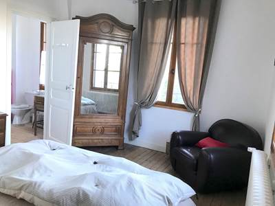 Chambre Candide - Armoire de rangement - Fauteuil club - Vue sur le parc