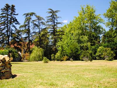 La maison vue du parc