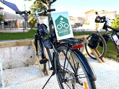 label-accueil-velo-tourisme-recharge-velo-electrique-reparation-abris-mas-des-anges_soussans-margaux_famille-groupes.jpg