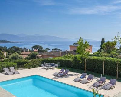 casa-nova-sagone-transats-piscine-vue-mer.jpg