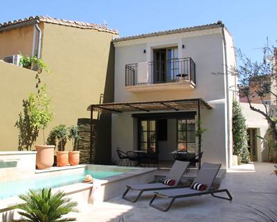 belle piscine et terrasse pour lire ou prendre son petit déjeuner chez Marcelle en Camargue-galerie