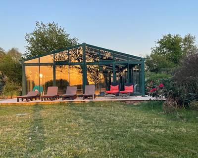 Piscine transats au coucher du soleil vacances amis-galerie