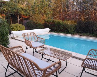 salon au bord de la piscine