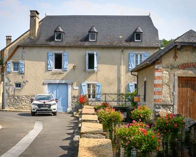 Gîte du Moulin : Le canal fleuri et la façade du moulin.-galerie