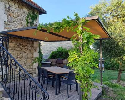 terrasse sous pergola avec barbecue