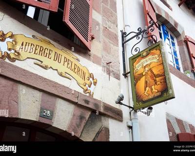 panneau-de-l-auberge-de-pelerins-saint-jean-pied-de-port-pays-basque-france-2cepryd-galerie 