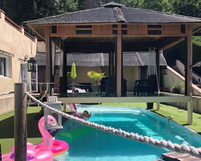 Piscine et transat, ilot polynésien